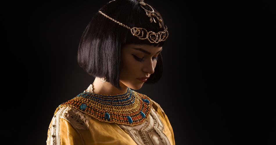 Cleopatra wpatruje się w dół.