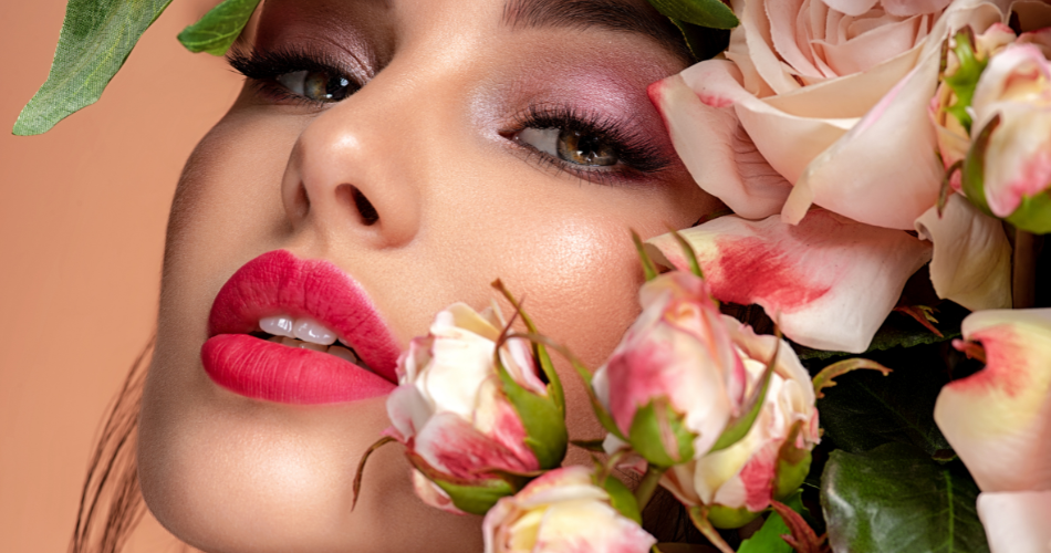 Piękna kobieta w makijażu na zdjęciu z różami